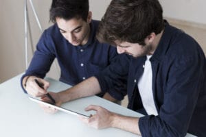 Equipe analisando relatórios